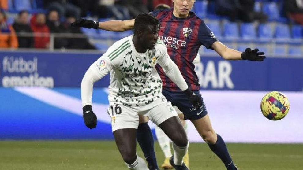 Samuel Obeng pugna con Kento Hashimoto por un balón en el último partido entre Real Oviedo y SD Huesca.