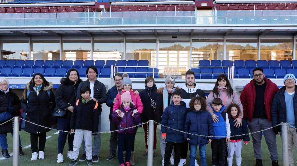 Visitantes del grupo de las 16:00h al estadio del Alcoraz, ayer en el campo.