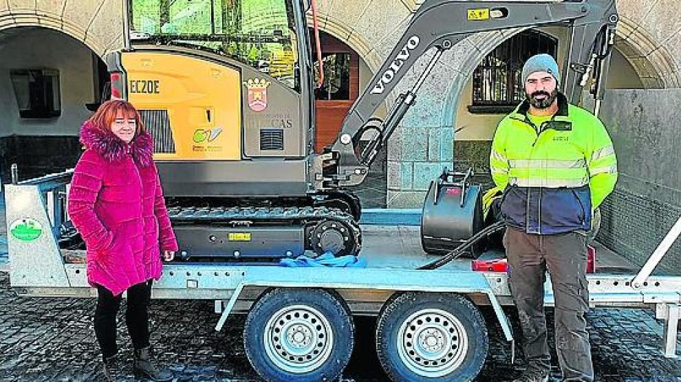 La alcadesa del municipio, Nuria Pargada, y Daniel Rodriguez, miembro de la brigada municipal.