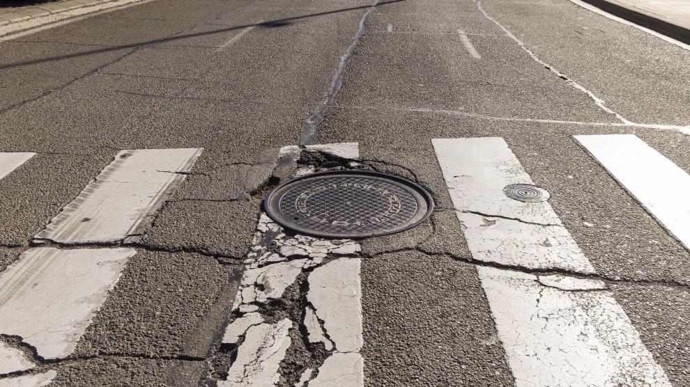 Algunas de las grietas en el asfalto del entorno del pabellón Príncipe Felipe, en Cesáreo Alierta
