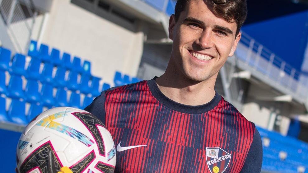 Javi Martínez posa con la camiseta de la SD Huesca en El Alcoraz.
