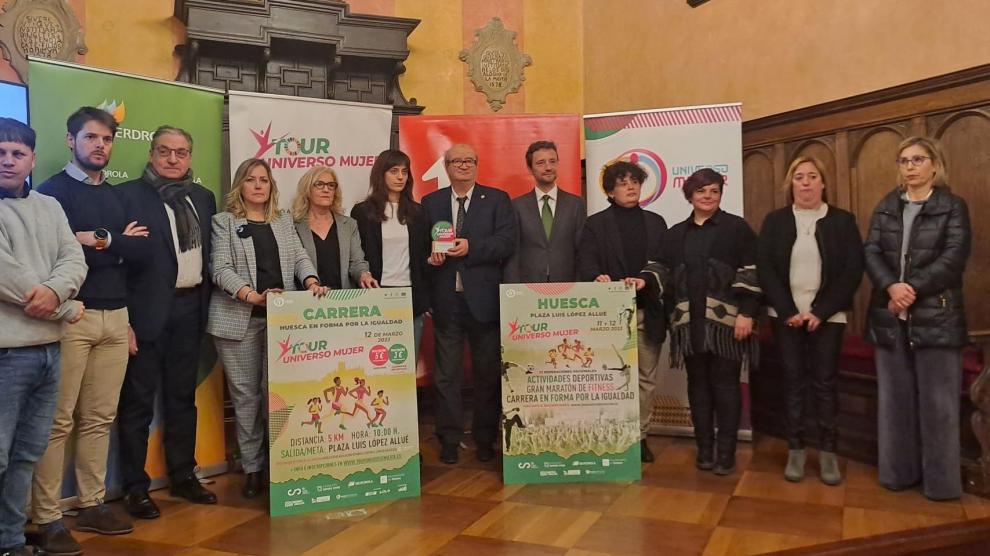 La vigésima edición del Tour Universo Mujer se ha presentado en el Salón del Justicia del Ayuntamiento de Huesca.