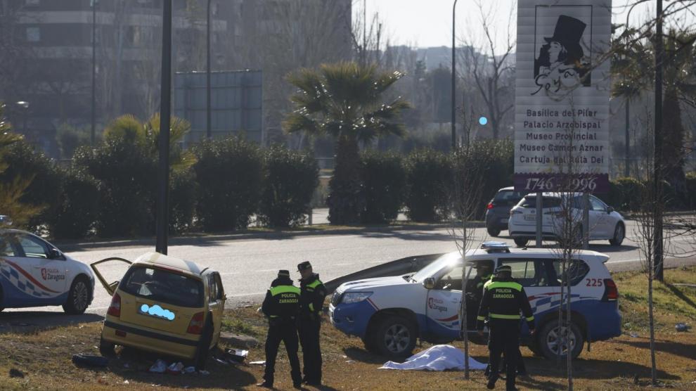 Un conductor muere al chocar contra una farola en Zaragoza