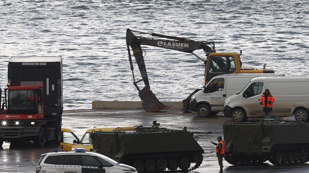 Carga en el puerto de Bilbao de la primera remesa de vehículos blindados de transporte de tropas TOA M-113 para Ucrania.