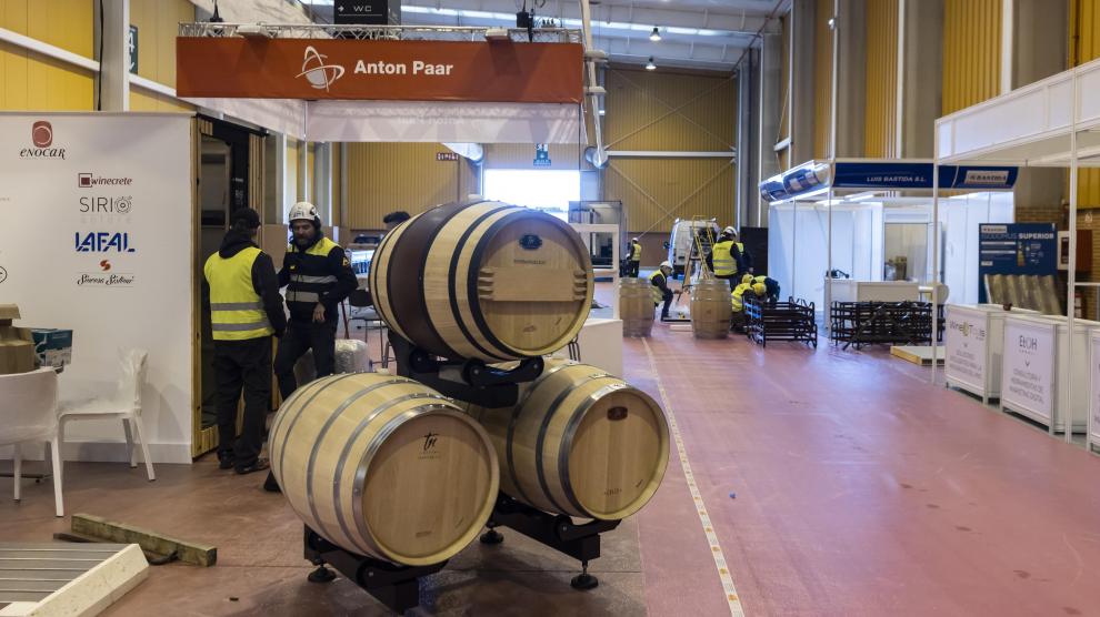 Montaje de los salones del vino, aceite y cerveza que se celebran desde el 14 al 17 de febrero en la Feria de Zaragoza.