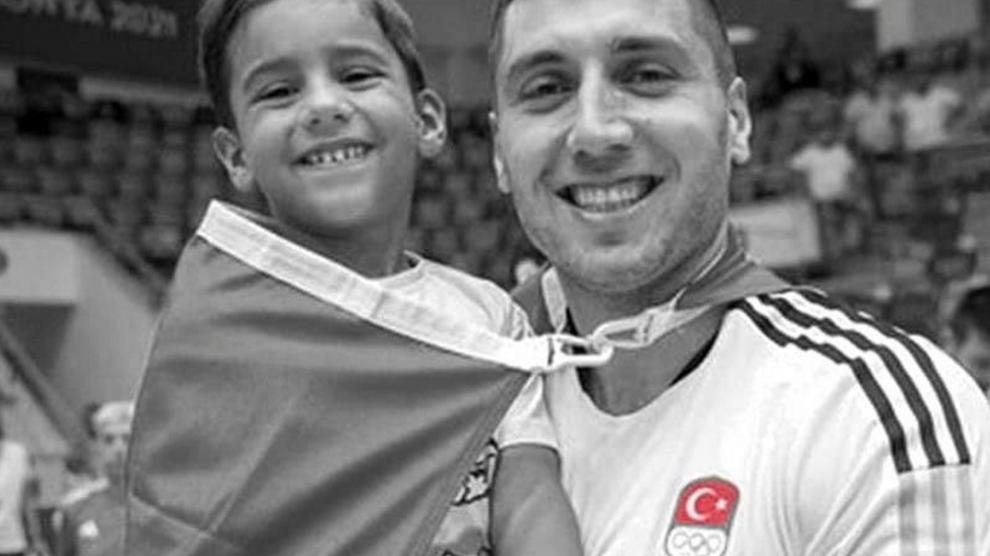 El capitán de la selección turca de balonmano, Cemal Kütahya, junto a su hijo.