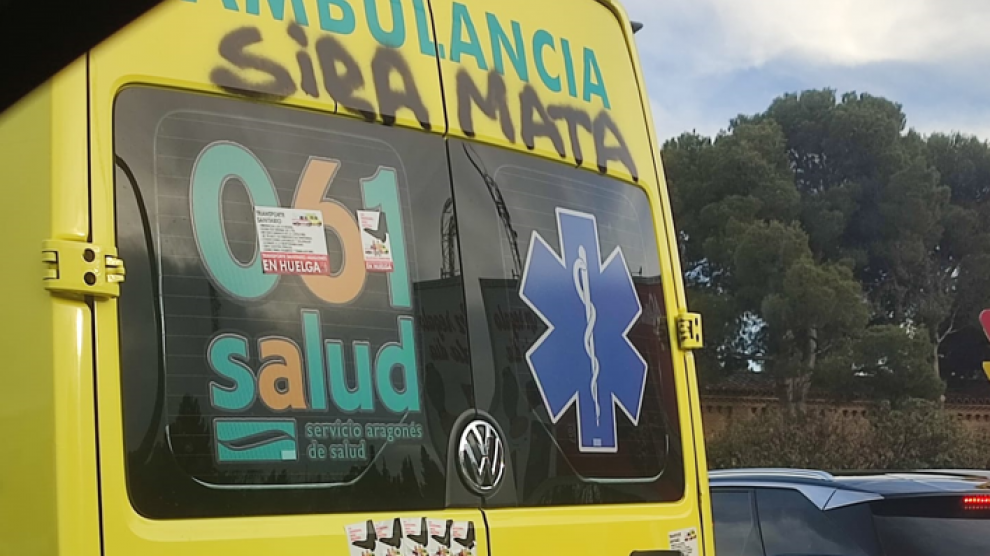 La ambulancia con pintadas contra la consejera de Sanidad, Sira Repollés.