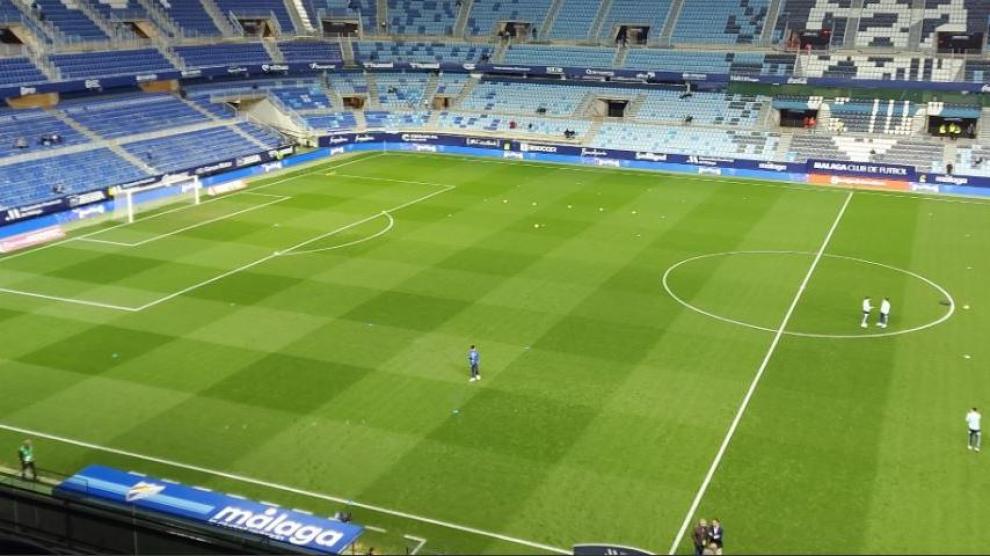 La Rosaleda de Málaga, hora y media antes del partido de este lunes enter los locales y el Real Zaragoza, con los jugadores ya en el estadio.