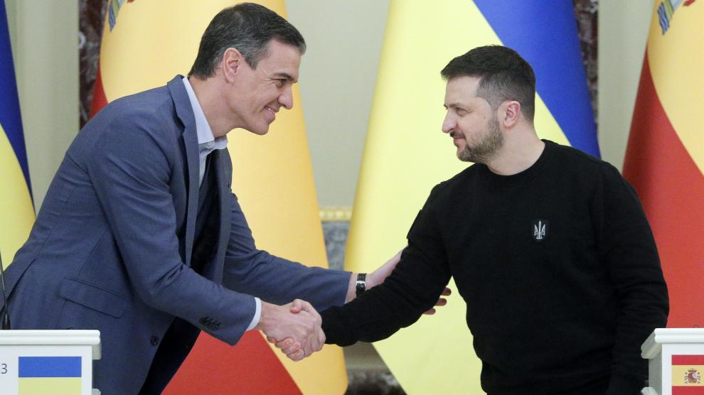 Pedro Sánchez y Volodímir Zelenski se saludan durante su rueda de prensa conjunta de este jueves en Kiev, Ucrania.