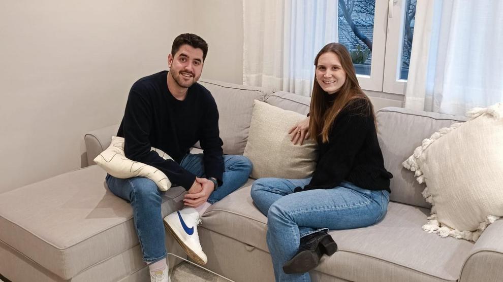 María Marco y Carlos Dio, de 27 años, en el sofá de su casa.