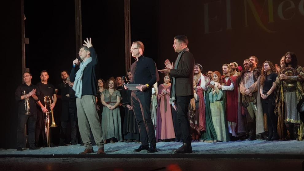 El hijo de Noah Gordon, Michael S. Gordon, este sábado sobre el escenario del Teatro Principal de Zaragoza al acabar la representación del musical 'El Médico'.