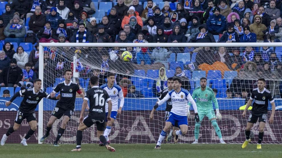 Un ataque estéril del Real Zaragoza en el último partido, con Puche y Luna buscando la pelota en el área del Burgos.