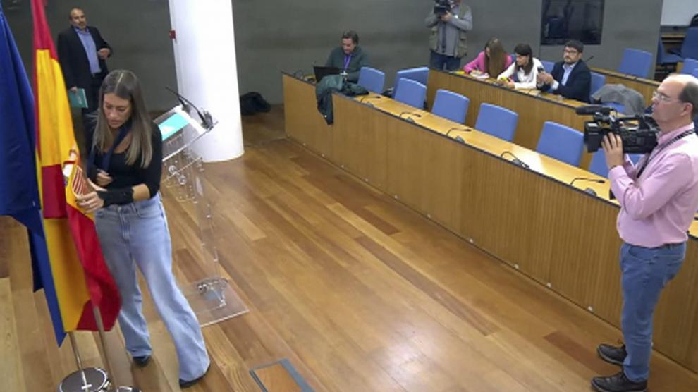 La diputada de Junts per Catalunya Míriam Nogueras aparta la bandera de España durante una rueda de prensa en el Congreso.