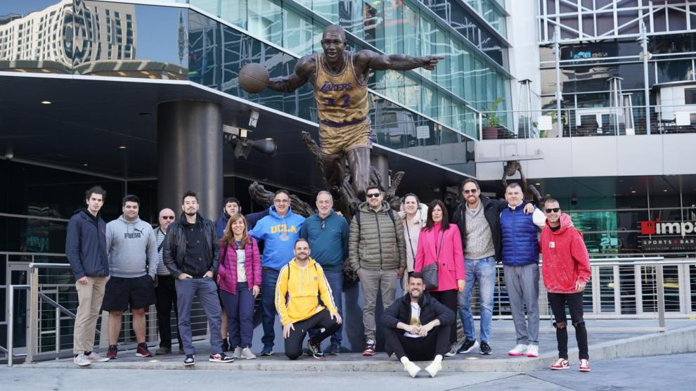 Alberto Béjar y Fernando López, junto al resto de aficionados españoles, junto a la estatua de Magic Johnson en Los Ángeles.