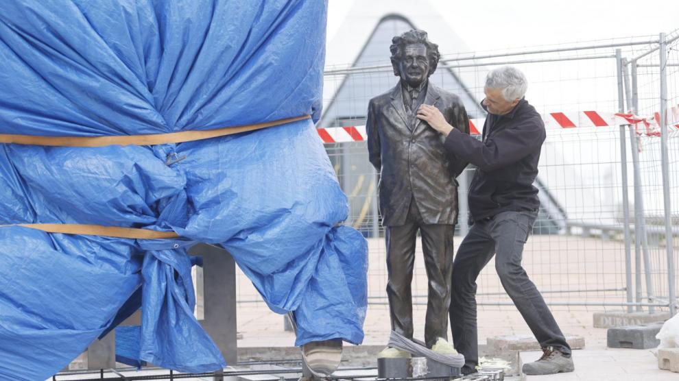El ingeniero Juan Antonio Ros muestra la estatua del científico Albert Einstein, al lado del Pabellón Puente, en el barrio de la Almozara