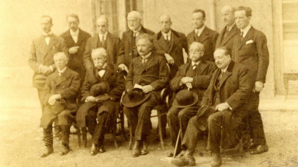 Albert Einstein y Blas Cabrera (primero por la derecha, sentado) se encontraron realmente en Madrid en 1923. En esta fotografía, tomada desde un lateral con una cámara no profesional, el Nobel se retrató en la Facultad de Ciencias de la Universidad Central de Madrid.