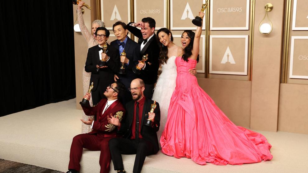 El equipo de la gran ganadora de la noche de los Oscar: 'Todo a la vez en todas partes'.