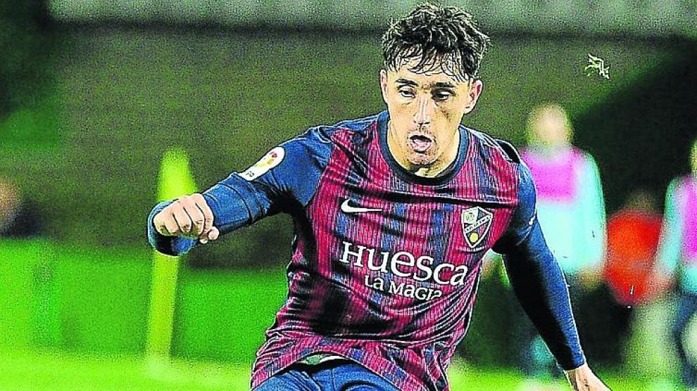 Ignasi Vilarrasa cuelga un centro al área en El Sardinero.