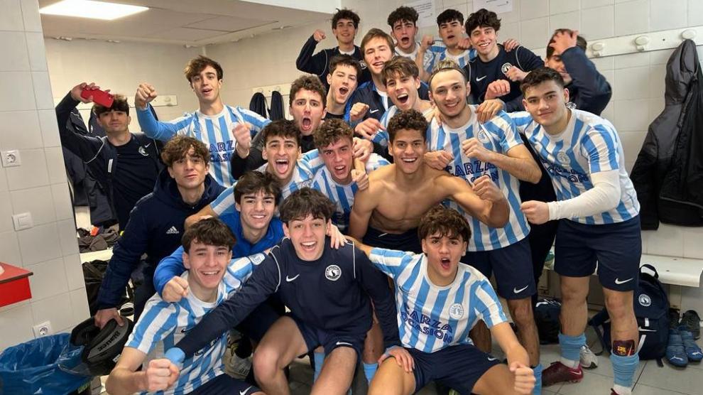 El juvenil del Racing Club Zaragoza celebra una victoria en el vestuario.
