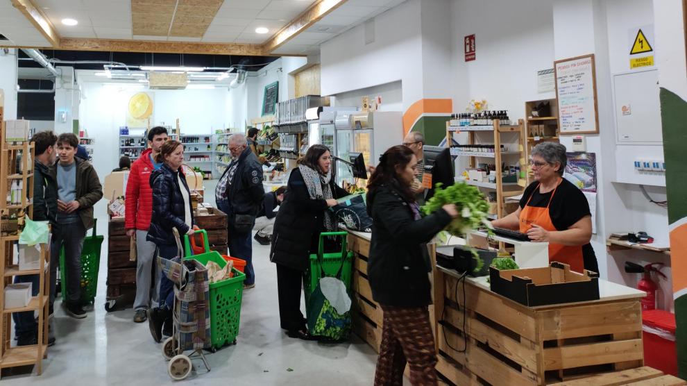 El supermercado está situado en la calle de Santiago Lapuente de Zaragoza.