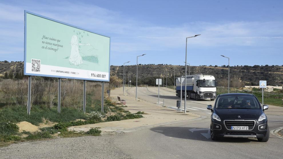 Valla publicitaria que anuncia la construcción de viviendas unifamiliares en Tierz, a solo 6 kilómetros de Huesca.