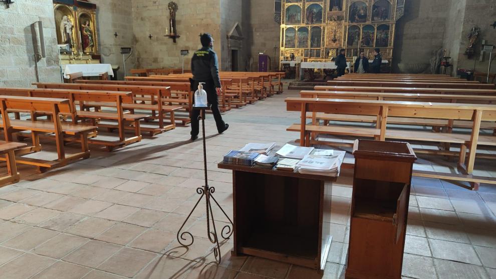 Agentes de la Guardia Civil este domingo en la iglesia parroquial de Grañén.