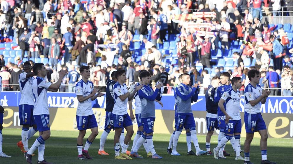 Los jugadores del Real Zaragoza saludan a los aficionados desplazados a Huesca al término del partido.