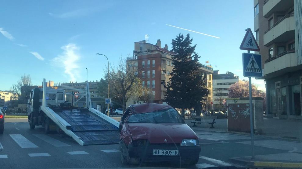 Una grúa retiró el vehículo accidentado tras el vuelco en Huesca.