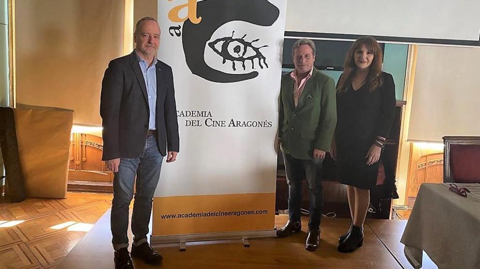 Ramón Lasaosa, concejal de Cultura de Huesca, Jesús Marco, presidente de Academia del Cine Aragonés, y Miriam Martín, secretaria de la ACA..