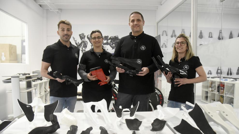 Lorien Hernández, Lidia Acín, Felipe Torrecilla y Auxi Sanz de Siria, con algunos de los prototipos diseñados por Uniqo Custom Bikes en Huesca.