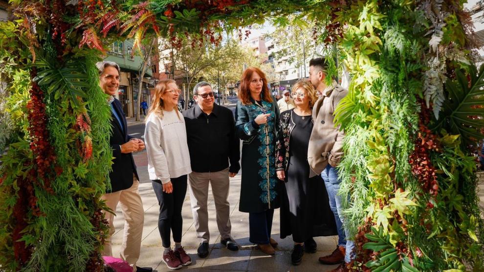 La escena urbana de los Paseos Comerciales mejora con 15 arcos florales