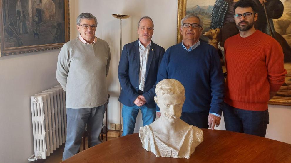 El busto del pintor Félix Lafuente donado al Ayuntamiento de Huesca para ser exhibido en el Casino.