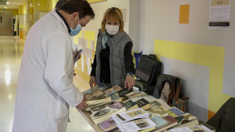 Luis Cruz y Eva Jiménez, con algunos libros de la biblioteca portatil del hospital.