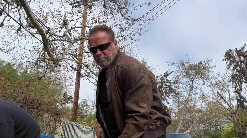 Arnold Schwarzenegger repara él mismo el asfalto de una calle de Los Ángeles
