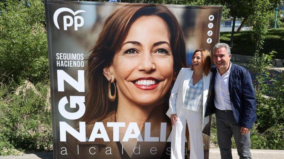 El coordinador general del PP, Elías Bendodo, y la candidata al Ayuntamiento de Zaragoza, Natalia Chueca