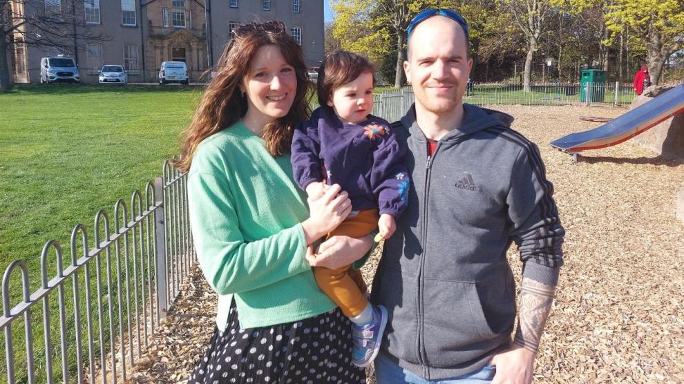 Carlos Simón junto a su pareja Nerea Moreno y su niña Leyre, el miércoles en Edimburgo.