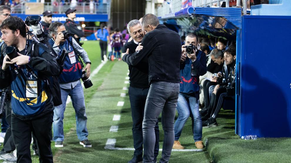 Escribá saluda a Gaizka Garitano, entrenador del Eibar.