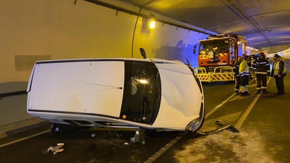 Imagen del accidente que ha tenido lugar esta madrugada en el túnel de Somport.