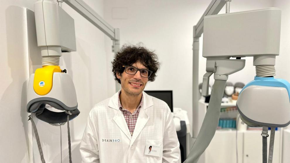 El investigador turolense Diego Redolar, con la máquina que podría usarse en Zaragoza para tratar patologías neurológicas y psiquiátricas.