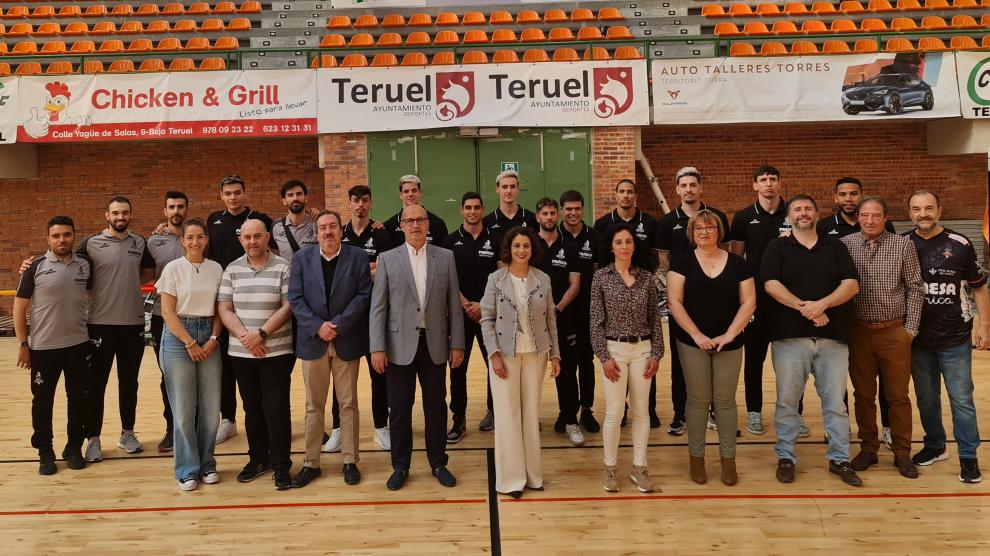 El equipo del Pamesa Teruel Voleibol, con la alcaldesa Emma Buj en el pabellón Los Planos