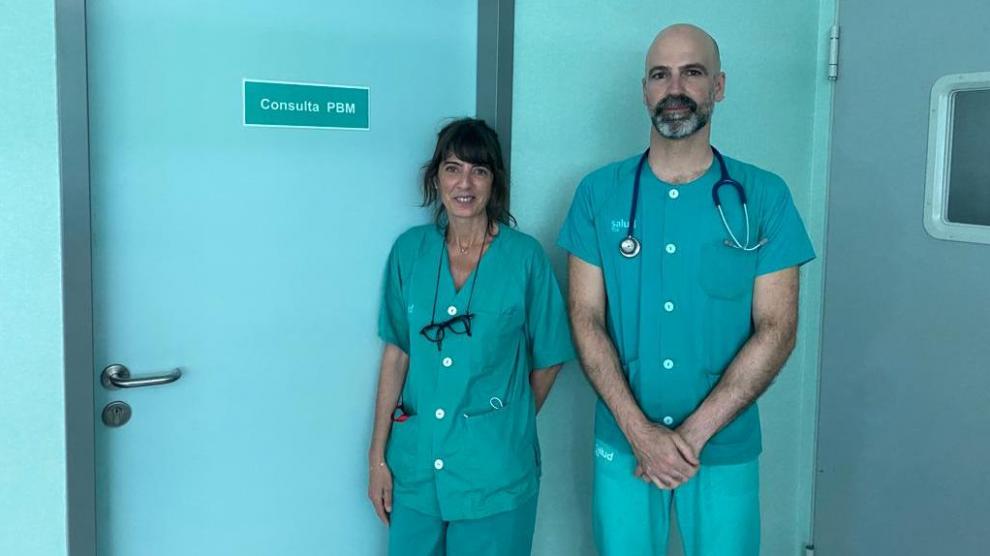 Pilar Herranz y Jorge Vallés, a las puertas de la consulta PBM del Hospital Miguel Servet de Zaragoza.
