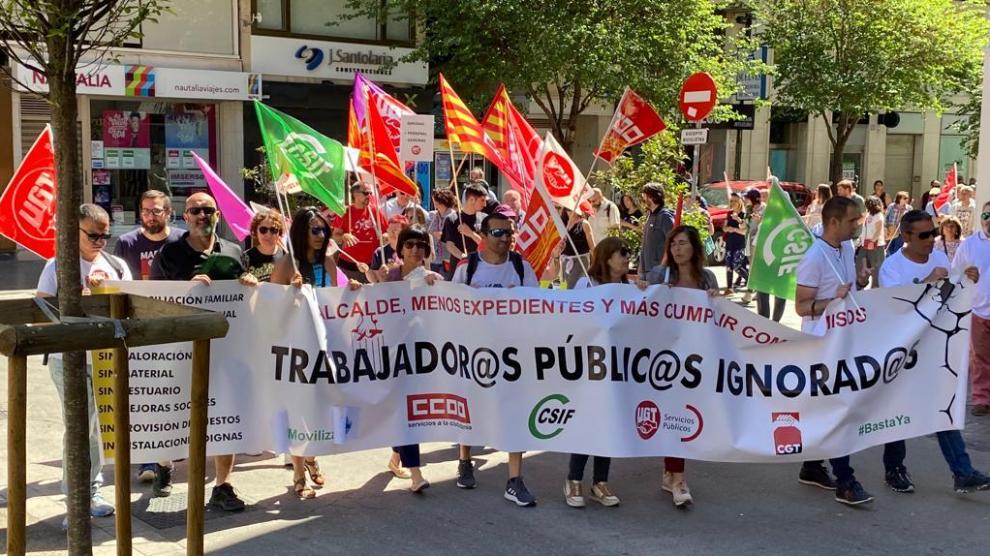 Los sindicatos municipales portando una pancarta en la manifestación del 1º de mayo en Huesca.