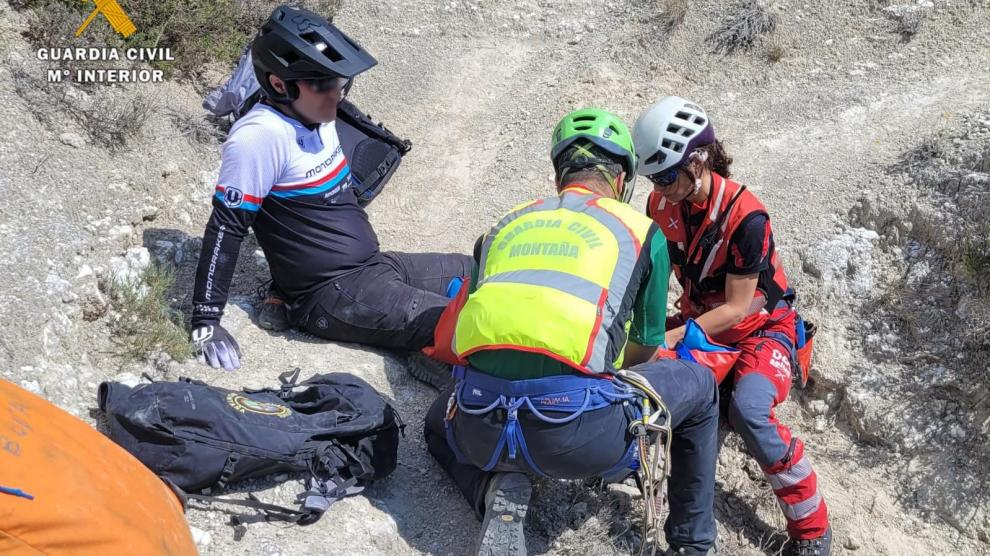 Momento en el que es atendido el ciclista accidentado, este domingo en Alfajarín.