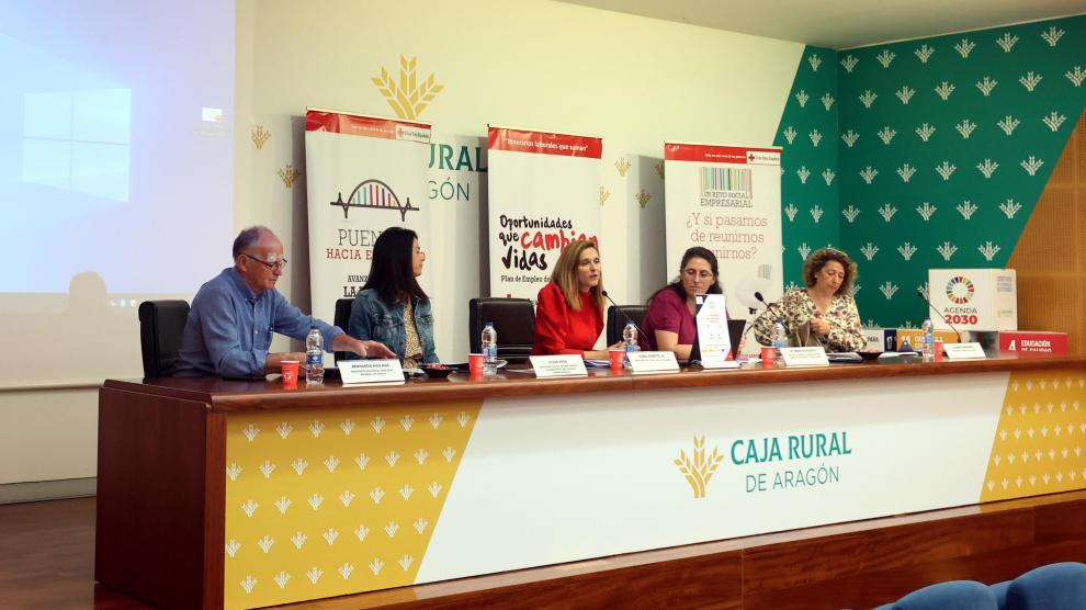 De izquierda a derecha: Bernardo Más, Elena Esco, Elena Puértolas, María Jesús Vicente y Carmen Fernández, en el salón de actos de Caja Rural de Aragón.