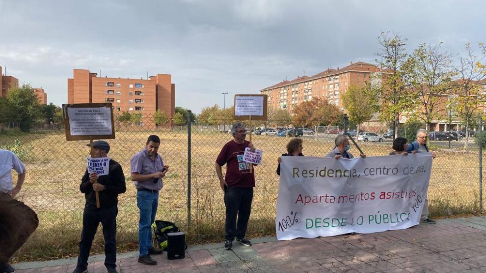 Los vecinos exigen una residencia en el solar de la calle Margarita Xirgu, donde ahora quieren construir vivienda social.