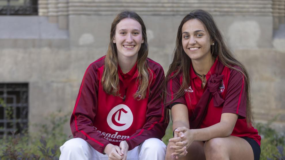 Arantxa Portález y Leyre Urdiain posan sonrientes en la plaza de Santa Engracia de Zaragoza.