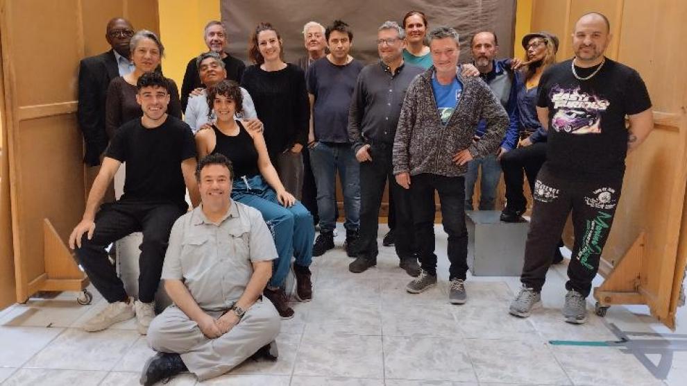 Actores y actrices del proyecto artístico inclusivo 'Caídos del zielo', junto a los voluntarios y el director de la obra, Félix Martín.