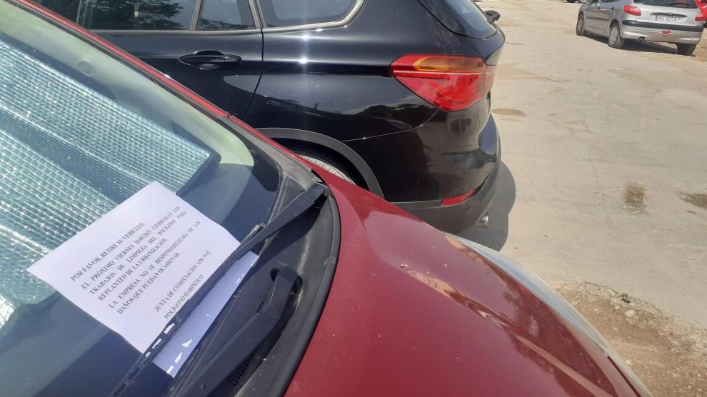 Carteles en los coches avisan del inicio de los trabajos previos en Harineras.