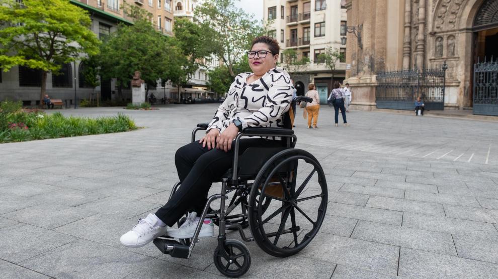 Amira Sheleby, de 30 años y a la que le fue diagnosticado un cáncer de mama, en silla de ruedas en la plaza Santa Engracia de Zaragoza