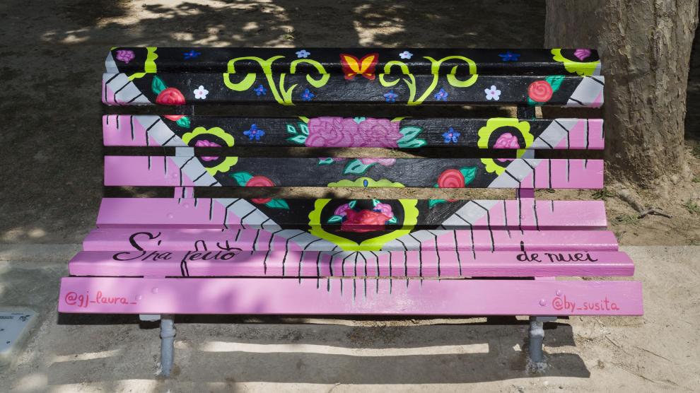 Imagen del banco decorado por Laura Giraldos y Susana Delgado e inspirado en la temática de la jota.